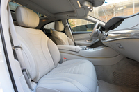 写真のシートカラーは「シーシェルグレー」。銀色がかったパネル類は、「designoメタライズドアッシュウッドインテリアトリム」と呼ばれる、受注生産のオプションだ。
    