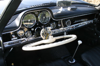 300SL クーペのインテリア。シフトレバーがコラム式からフロア式になったモデルでもある。しかも、乗り込むときにステアリングホイールが……。拡大写真で、その仕組みが明らかになります。