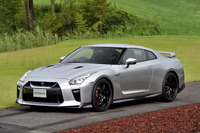 「GT-R Track edition engineered by nismo」（トラックエディション）はスタンダードモデルに近いスペックやフォルムを持ちながら、よりレーシーな「GT-R NISMO」のボディー剛性と足まわりが与えられた仕様。