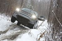 起伏の激しい未舗装路を走る。ここも、ランドローバー車の実力の見せどころ。