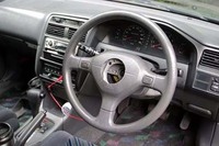 ステアリングホイールに穴があいているのは、中古だからではアリマセン。盗難防止を考え、取り外せるように改造したからなのです。クラクションなどのハーネスを着脱しなくてはならないので、穴があいているというワケ。