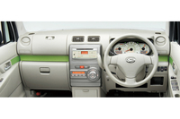 「ムーヴコンテ X」のインパネまわり。
    