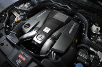 5.5リッターツインターボエンジンは、「AMGパフォーマンスパッケージ」により557psにまで高められる。カーボンファイバーのエンジンカバーも同パッケージに含まれるオプション装備。