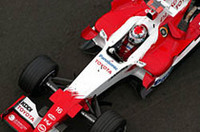 予選では好調、決勝では不調。ヤルノ・トゥルーリは、2番グリッドから好スタートをきったものの、早々にオーヴァーステアに悩まされペースがあがらず。「レースを通して後続を抑えるべく奮戦を続けたが、後続車が基本的に我々よりも速かったこともあり苦戦を強いられた」（本人談）。それでもトヨタは、ラルフ・シューマッハーとともにダブル得点に成功。コンストラクターズランキングでウィリアムズを抜き、4位となった。（写真＝トヨタ自動車）