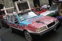 おいおい、「ボルボ850」をこんなにしちゃって。市内でロケ中の映画にちなみ「007」号らしい。