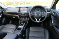 アクセルペダルは床側にヒンジのあるオルガン式を採用する。