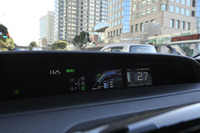 マルチインフォメーションディスプレイは、右側に速度計や燃料計など基本情報を表示する「メインディスプレイ」、左側をステアリングスイッチで切り替えられる「マルチディスプレイ」（写真はエネルギーモニター）という構成をとる。