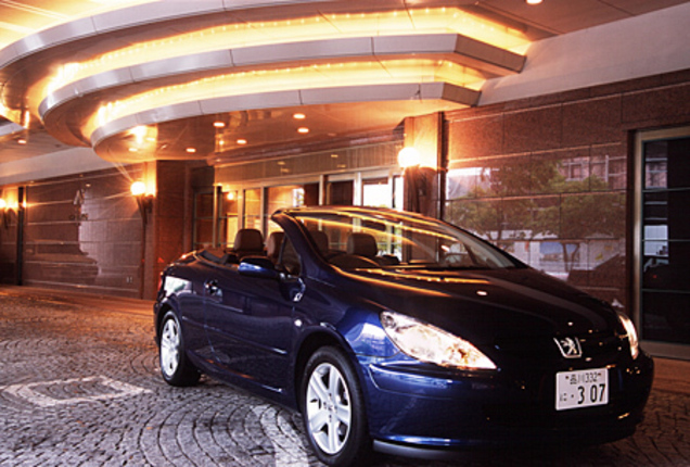 【スペック】307CCプレミアムAVN：全長×全幅×全高＝4380×1760×1435mm/ホイールベース＝2610mm/車重＝1490kg/駆動方式＝FF/2リッター直4 DOHC16バルブ（137ps/6000rpm、19.4kgm/4100rpm）/価格＝432.6万円（テスト車＝同じ）