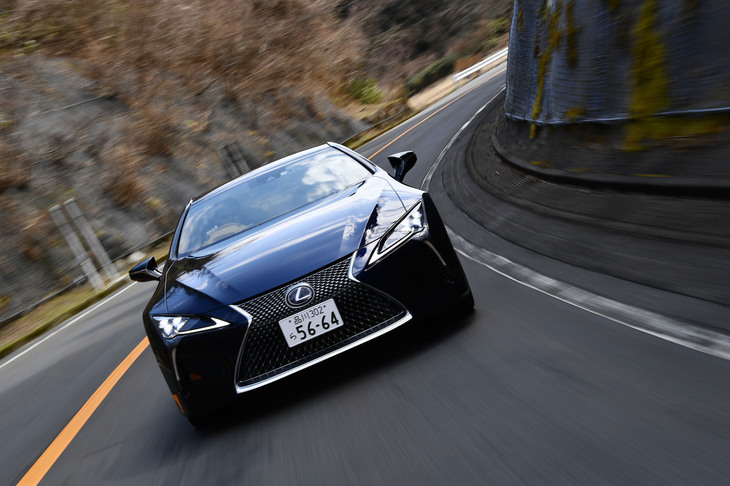 2021年9月に一部改良モデルが発表されたレクサスのフラッグシップクーペ「LC」。乗り味のさらなる深化を目指し、シャシーを中心に手が加えられた。またLCは、レクサス全ラインアップの乗り味を方向づける役割も担っている。
