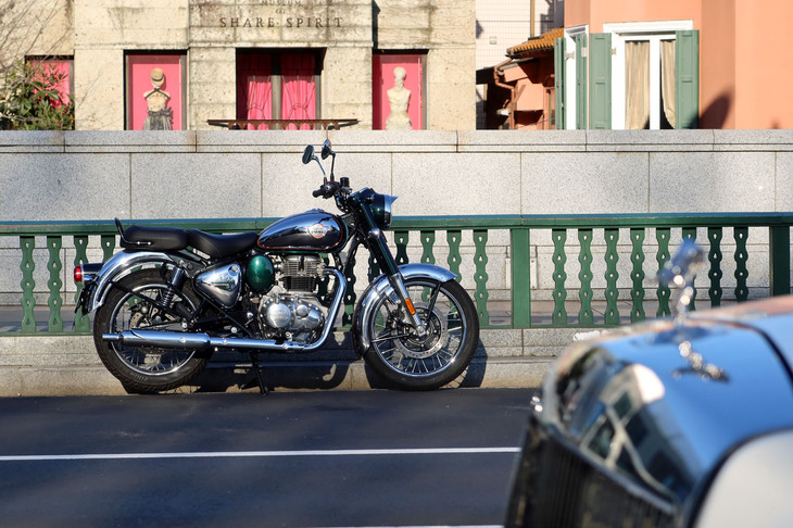 排気量は小さくとも、金属パーツを多用する「クラシック350」の存在感はなかなかのもの。たまたま路上で居合わせたロールス・ロイス（手前）と並んでも、見劣りしないと思えるほどだ。