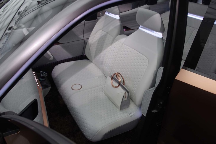 「ニッサンIMk」のフロントシート。