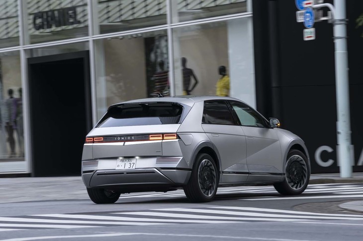 駆動方式は前後2モーター式の4WD。システム全体で最高出力305PSと最大トルク605N・mを発生する。