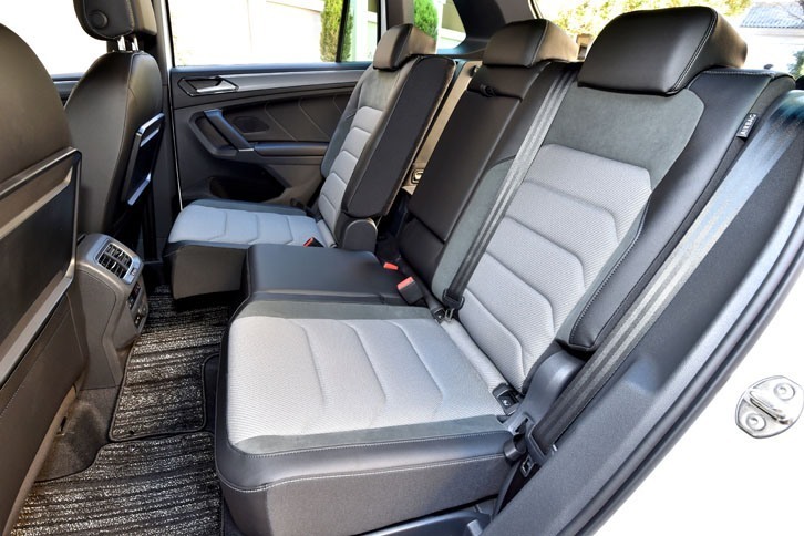 後席は前後に180mmスライドさせることができる。