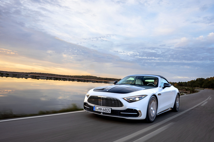 パワーユニットは「SL63」と同じく4リッターV8ツインターボエンジンを採用。動力性能に関しては、0-100km/h加速が4.1秒、最高速が260km/hと公称されている。