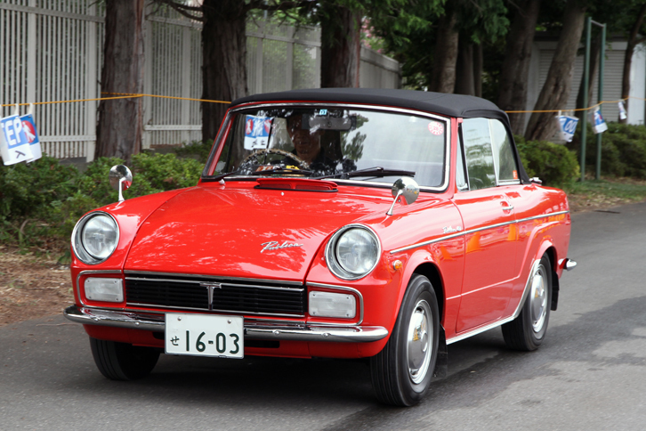 午後3時を回ると、出展車両はグラウンド外周のテストコースを約半周した後、ギャラリーに見送られて三々五々に退場する。これは1968年「トヨタ・パブリカ コンバーチブル」。初代パブリカの最終型のオープン仕様だ。