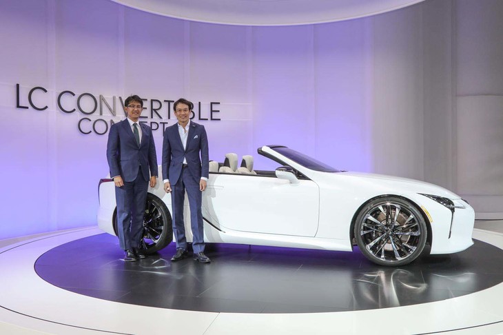 「LCコンバーチブルコンセプト」とともにフォトセッションに臨む、佐藤恒治さん（写真左）と森 忠雄さん（同右）。