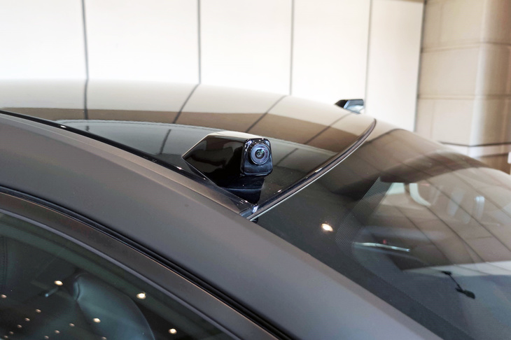 ルーフ前端の左右など、車体の前後・側面に、合計11台のカメラが取り付けられている。（写真：筆者撮影）