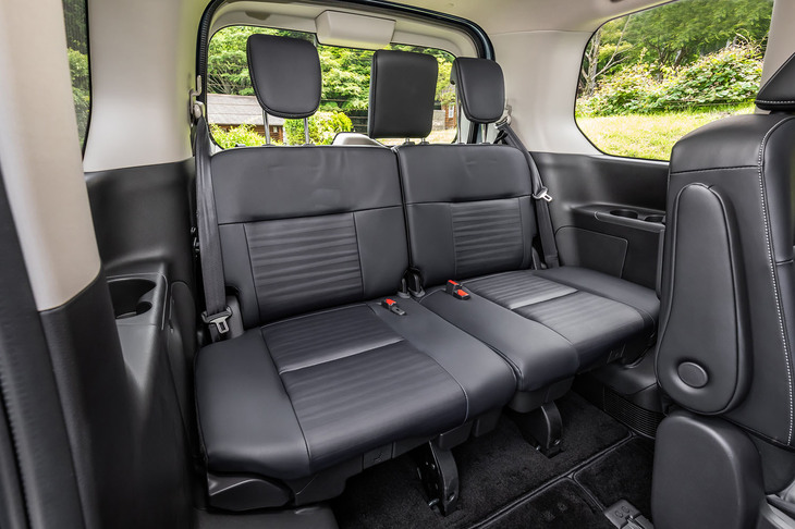 ３人掛けとなる3列目シートにも前後スライド機構を採用。3列目シート後端からバックドアまでの荷室長は342～462mmが確保されており、クラストップとうたわれる。