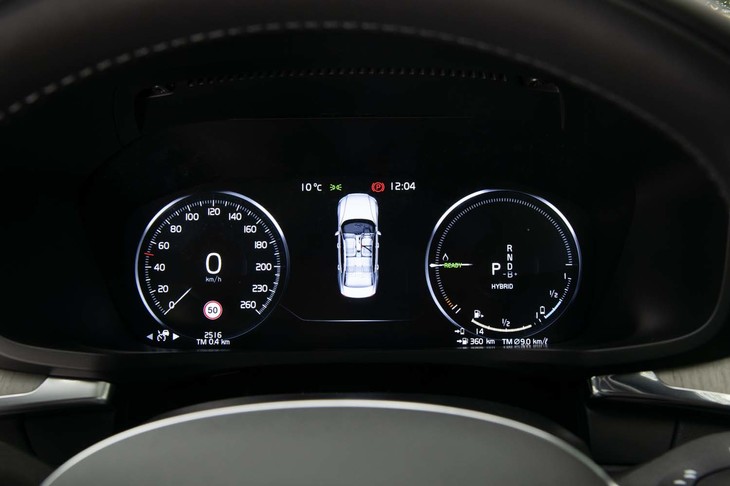 メーターパネルはフル液晶タイプ。色味やデザインなどの自由度は高いはずだが、あえて華美にしないのが北欧流。