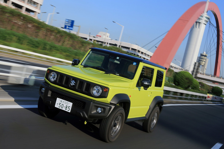 高速走行時における「ジムニーシエラ」の乗り心地は、「ジムニー」とは大きく異なり、速度を上げるほどにフラットなものとなる。