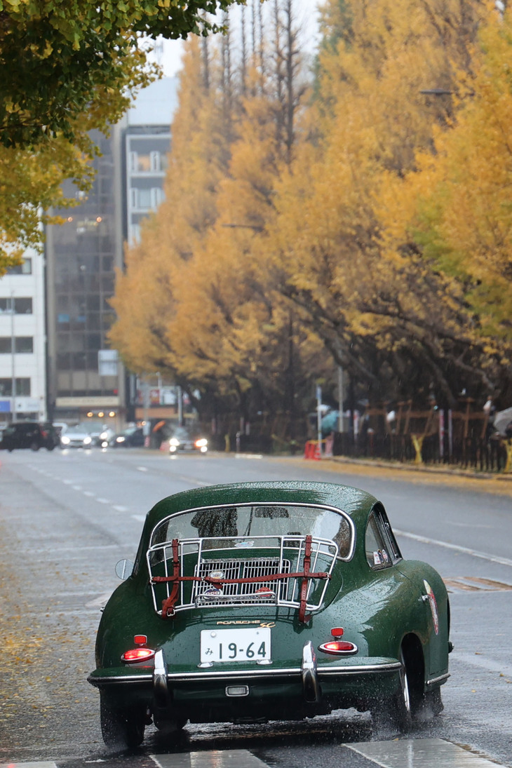 同様に外周路からいちょう並木に入った1964年「ポルシェ356SC」。