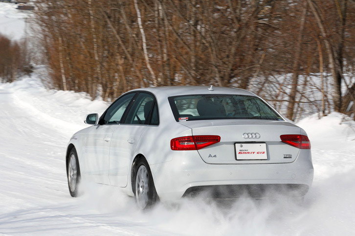 外周路を走る「アウディA4」の4WD車。路面がぬれていなければ、特に4WD車では通常の路面と変わらぬアクセルワークでも発進することができる。