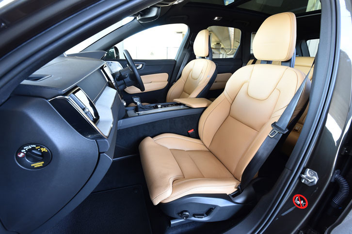 誰もが理想的な着座位置を取れるように設計された「ボルボXC60」のシート。上級グレード「インスクリプション」の前席にはマッサージ機能が備わる。