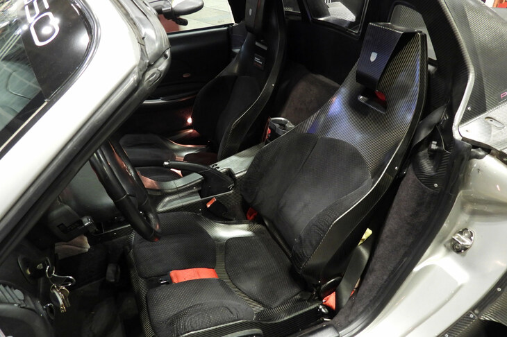 ドライCFRPワイドボディーキットを装着した「ポルシェ・ボクスター」（986）。