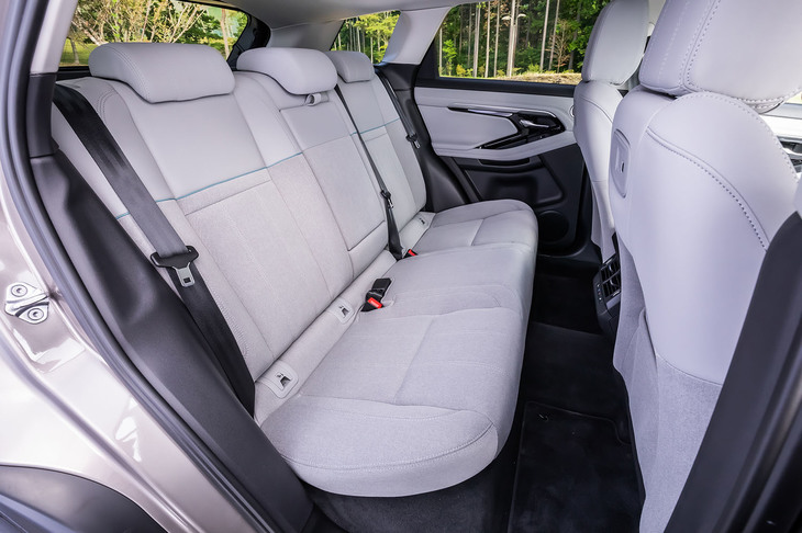 試乗車の後席にはヒーター機能が備わる。これはヒーター＆運転席メモリー機能付き14ウェイフロントシートとセットとなるオプションアイテム。背もたれには、40：20：40の分割可倒機構が組み込まれている。