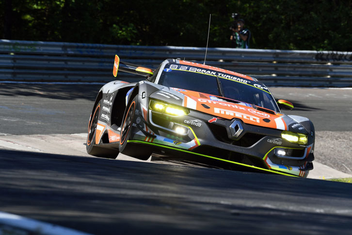 今大会の目玉となったのがSP-Xクラスに参戦した「ルノーR.S.01」だ。もともとはルノー・スポールがワンメイクレース用として開発したマシンで、カーボン製モノコックに「日産GT-R」用の3.8リッターV6ツインターボエンジンを搭載。そのパフォーマンスが注目を集めたが、予選では35位にとどまり、決勝も88周目でリタイアすることとなった。