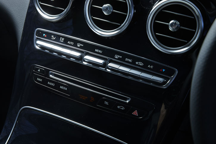 エアコンとカーオーディオのスイッチ類。周辺のパネルはピアノラッカー仕上げになっている。