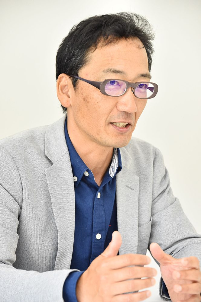 ＜宇角直哉さんプロフィール＞
	1989年入社。「スープラ」のチームでスポイラーのデザインをしたのを手始めに、先行企画に携わる。「ランドクルーザー200」や「マークX」などのエクステリア、「SAI」をはじめとするインテリアのデザインに関わった。「アルファード／ヴェルファイア」でコンセプト立てから商品化まですべてを見るプロジェクトチーフデザイナー（PCD）を務めた後、カローラの開発に参加。