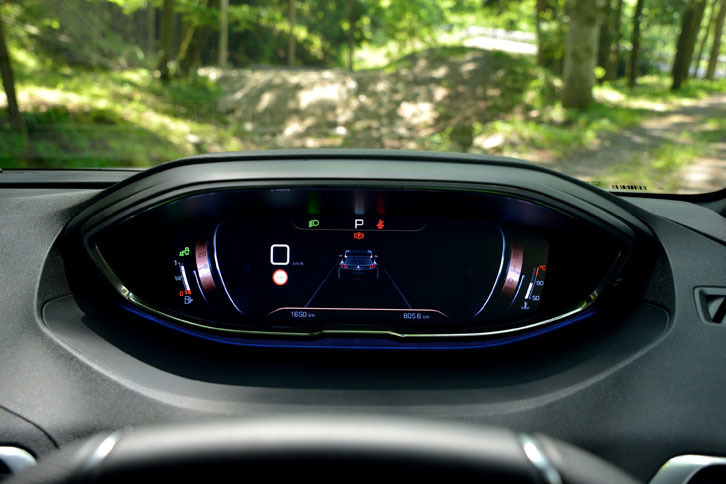 これは往年の“ボビンメーター”をほうふつとさせるモード。パネルの左隅に速度計、右隅にエンジン回転計のボビンが描画されているのがわかるだろうか。