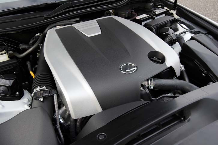 「IS350“Fスポーツ”」の3.5リッターV6エンジンは、最高出力318ps、最大トルク38.7kgmを発生する。
	 