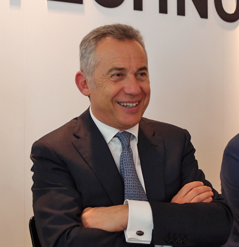 ＜プロフィール＞
	1959年2月イタリア生まれ。大学卒業後、マセラティでエンジン製造、ブガッティでエンジンおよびトランスミッションの開発に従事。ランボルギーニには、「ムルシエラゴ」のプロジェクトリーダーとして1998年に入社。2006年7月からは研究・開発部門の代表を務める。