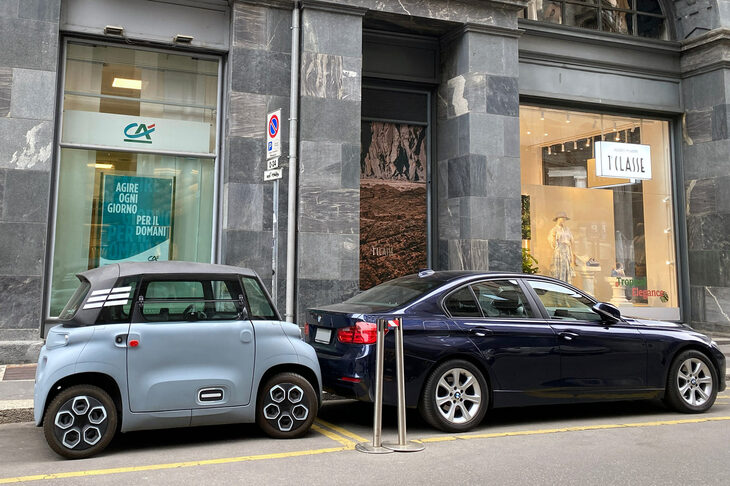 「BMW 3シリーズ」（写真向かって右）と並ぶと、全長の違いが際立つ。