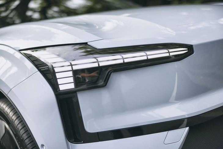 先進的なデザインのヘッドランプ。対向車のヘッドライトや先行車両のリアランプを検知し、自動でハイ／ローを切り替える「アクティブハイビーム」が組み込まれている。