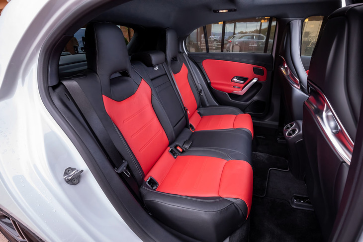 リアシートの背もたれは40：20：40分割可倒機能を有す。フロントシートも含め表皮は、写真のクラシックレッド／ブラックまたは、チタニウムグレー／ブラックの2パターンから選択できる。