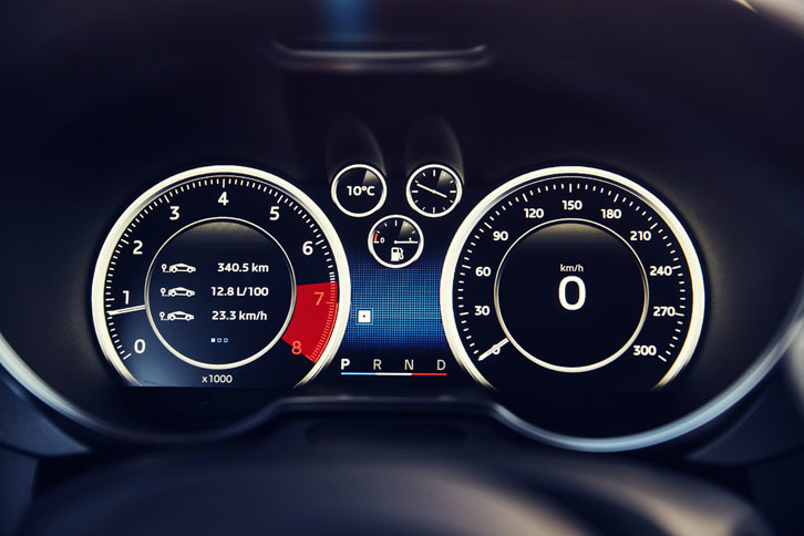 2つのメインメーターの間に小さなメーターを3つ置くレイアウトは、オリジナル「A110」に倣ったものだ。スピードメーター（右）には300km/hまで記されている。