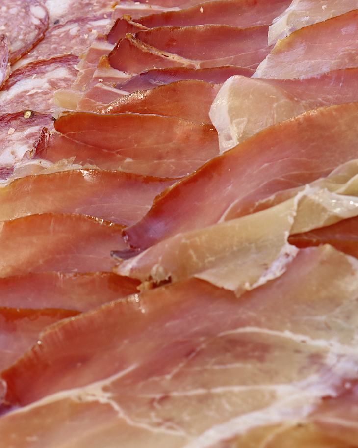 プロシュート・クルード（生ハム）を適量食べるのもいいという。