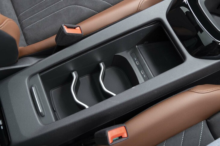 センターコンソールの後方にも収納スペースが備わっており、ここのセパレーターを取り外すと、カップホルダーが移設できる。もちろんセパレーターは前方の収納スペースでも使える。