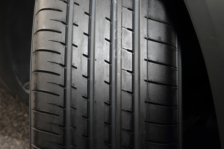 トレッドパターンに関しては、ピッチの長さが不均等（5つのピッチ長を使い分けているのだ）な点にも注目。ブロックやリブを横断しない横ミゾの配置は、走行時の騒音低減にも寄与している。