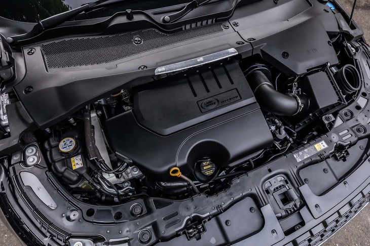 シリーズトップとなる最高出力300ps、最大トルク400Nmを発生させる2リッター直4ガソリンターボエンジン。2代目「イヴォーク」では、搭載エンジンの種類に関わらず、トランスミッションは全車9段ATが組み合わされている。