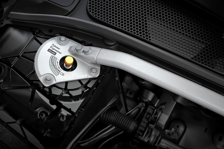 「T8ポールスターエンジニアード」のフロントサスペンション取り付け部には、アルミ製のストラットタワーバーが装着される。