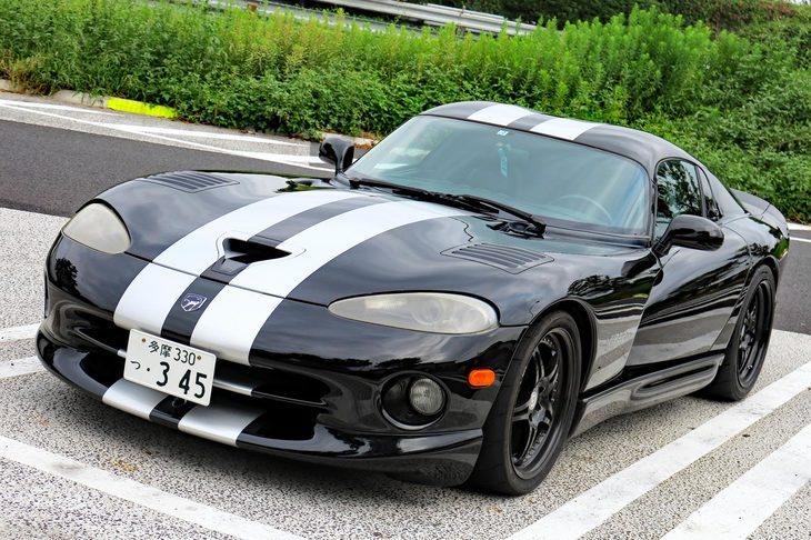 東北自動車道 蓮田サービスエリア（下り）にて休憩中の「ダッジ・バイパー」。