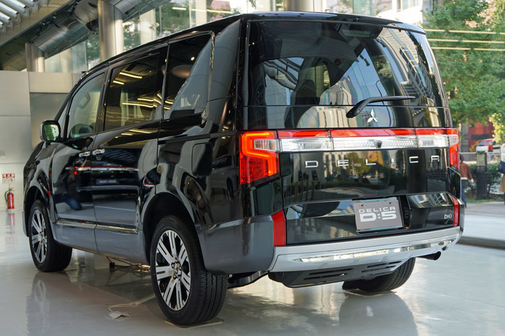 「デリカD：5」のリアまわりは、コンビランプとガーニッシュを一体化したデザインとなっている。