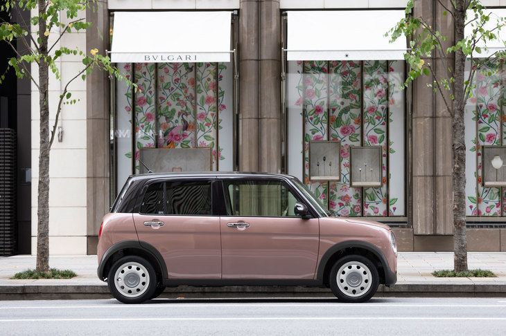 2022年6月に発売された「アルトラパン」の派生車種「アルトラパンLC」。ベース車とは異なる内外装が特徴で、試乗車に用いられていた「アーバンブラウン」のルーフカラーも同車専用となる。