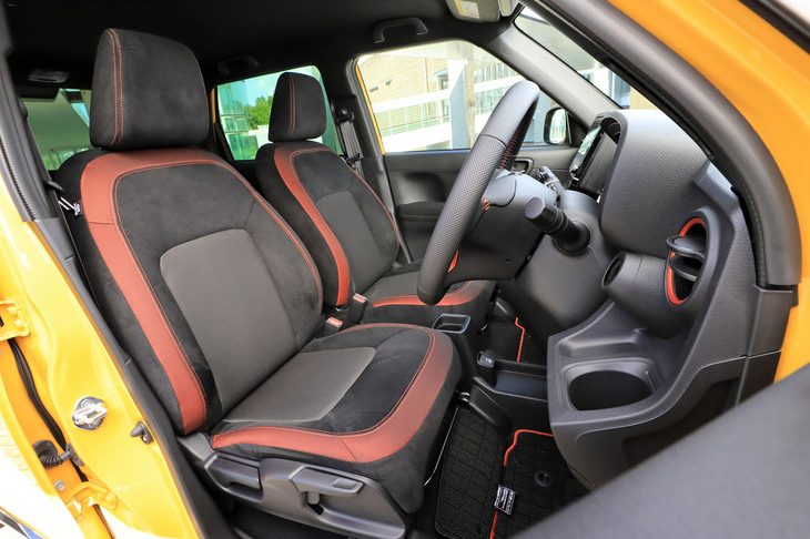 ホンダN-ONE RS（フロントシート）