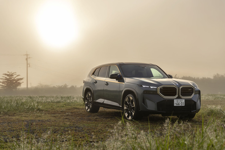 朝もやのなかに姿を現した「BMW XM」。どこからか『帝国のマーチ』が聞こえる。
