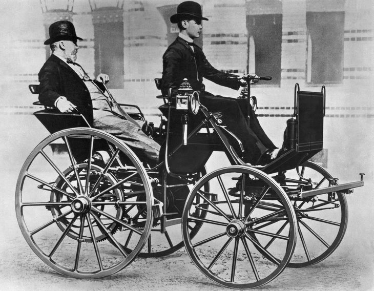ゴットリープ・ダイムラーが製作した初めての四輪自動車（1886年）。馬車に出力0.8kW（1.1馬力）のガソリンエンジンを搭載したものだった。